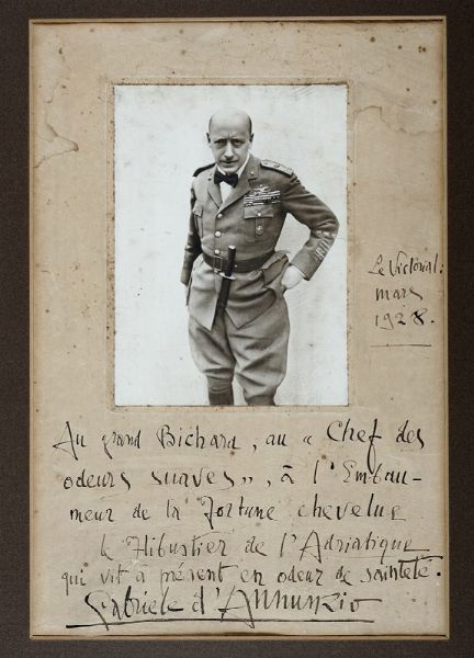 Gabriele D'Annunzio : Ritratto fotografico su passe-partout con lunga dedica autografa firmata.  - Asta Libri, autografi e manoscritti - Associazione Nazionale - Case d'Asta italiane