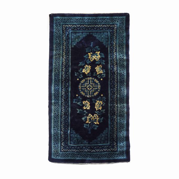 Piccolo tappeto Cina inizio XX secolo  - Asta Tappeti antichi dalla collezione di Manlio e Raoul Cabib - Associazione Nazionale - Case d'Asta italiane