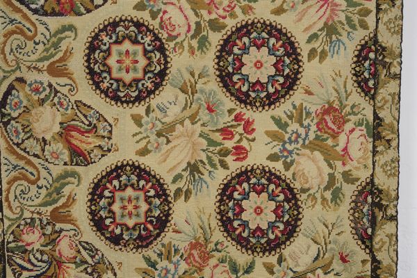 Piccolo punto Europa, inizio XX secolo  - Asta Tappeti antichi dalla collezione di Manlio e Raoul Cabib - Associazione Nazionale - Case d'Asta italiane