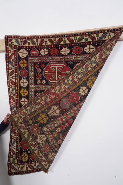 Tappeto Shirvan, Caucaso fine XIX inizio XX secolo  - Asta Tappeti antichi dalla collezione di Manlio e Raoul Cabib - Associazione Nazionale - Case d'Asta italiane