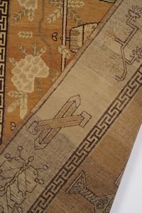 Tappeto Pautou, Cina inizio XX secolo  - Asta Tappeti antichi dalla collezione di Manlio e Raoul Cabib - Associazione Nazionale - Case d'Asta italiane