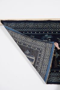 Tappeto Pautou, Cina fine XIX inizio XX secolo  - Asta Tappeti antichi dalla collezione di Manlio e Raoul Cabib - Associazione Nazionale - Case d'Asta italiane
