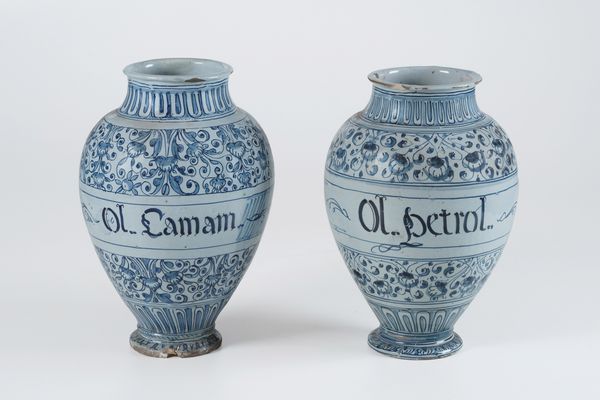 Coppia di vasi<BR>Savona, seconda met del secolo XVI  - Asta Maioliche e Porcellane - Associazione Nazionale - Case d'Asta italiane