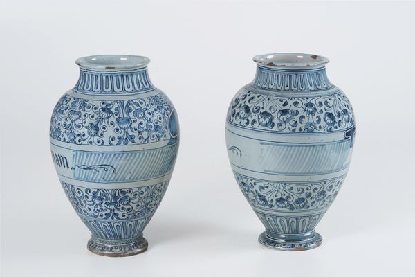 Coppia di vasi<BR>Savona, seconda met del secolo XVI  - Asta Maioliche e Porcellane - Associazione Nazionale - Case d'Asta italiane