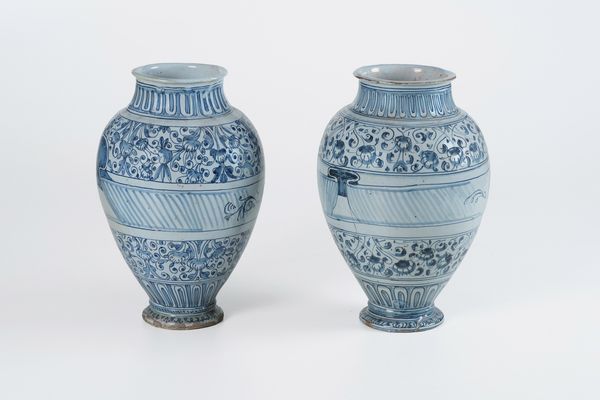 Coppia di vasi<BR>Savona, seconda met del secolo XVI  - Asta Maioliche e Porcellane - Associazione Nazionale - Case d'Asta italiane