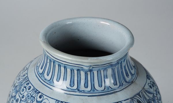 Coppia di vasi<BR>Savona, seconda met del secolo XVI  - Asta Maioliche e Porcellane - Associazione Nazionale - Case d'Asta italiane