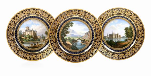 Tre piatti dalla fornitura reale Vues pittoresques de lEurope<BR>Svres, 1827-1829 circa<BR>  - Asta Maioliche e Porcellane - Associazione Nazionale - Case d'Asta italiane