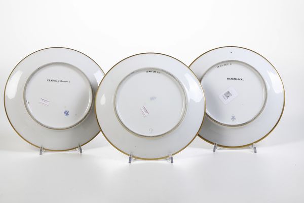 Tre piatti dalla fornitura reale Vues pittoresques de lEurope<BR>Svres, 1827-1829 circa<BR>  - Asta Maioliche e Porcellane - Associazione Nazionale - Case d'Asta italiane