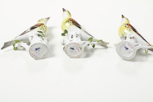 Tre figure di zigolo giallo<BR>Meissen, 1950-1970 circa<BR>  - Asta Maioliche e Porcellane - Associazione Nazionale - Case d'Asta italiane