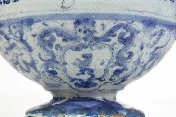 Vaso da elettuari<BR>Savona, fabbrica della societ Chiodo e Peirano, probabilmente inizio del XVIII secolo<BR>  - Asta Maioliche e Porcellane - Associazione Nazionale - Case d'Asta italiane