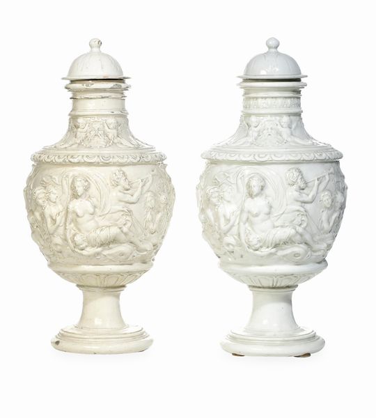 Due vasi<BR>Savona (?), fine del XVIII - inizio del XIX secolo  - Asta Maioliche e Porcellane - Associazione Nazionale - Case d'Asta italiane