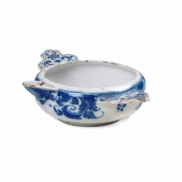 Rara tazza da ammalato<BR>Torino (o Lodi), Manifattura di Giorgio Giacinto Rossetti, secondo quarto del XVIII secolo<BR>  - Asta Maioliche e Porcellane - Associazione Nazionale - Case d'Asta italiane