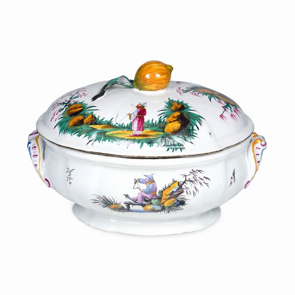 Una zuppiera e un coperchio<BR>Francia, Strasburgo, Manifattura di Joseph Hannong, 1763-1770  - Asta Maioliche e Porcellane - Associazione Nazionale - Case d'Asta italiane