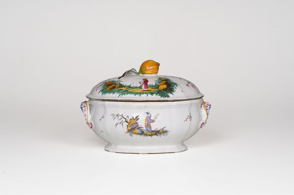 Una zuppiera e un coperchio<BR>Francia, Strasburgo, Manifattura di Joseph Hannong, 1763-1770  - Asta Maioliche e Porcellane - Associazione Nazionale - Case d'Asta italiane