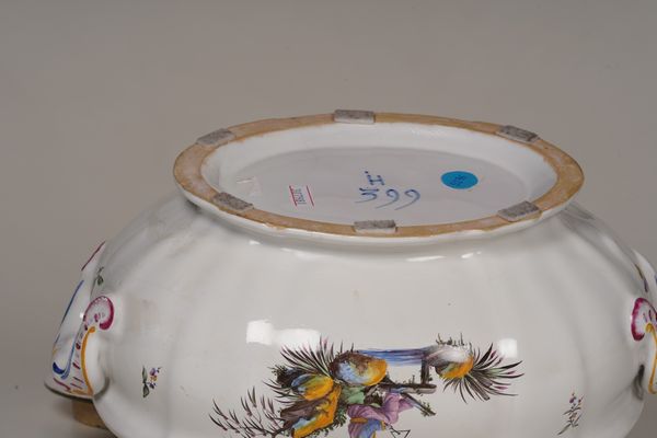 Una zuppiera e un coperchio<BR>Francia, Strasburgo, Manifattura di Joseph Hannong, 1763-1770  - Asta Maioliche e Porcellane - Associazione Nazionale - Case d'Asta italiane