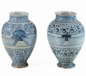 Coppia di vasi<BR>Savona, seconda met del secolo XVI  - Asta Maioliche e Porcellane - Associazione Nazionale - Case d'Asta italiane