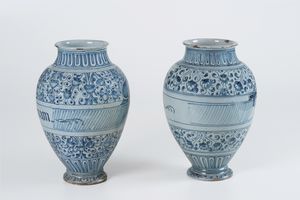 Coppia di vasi<BR>Savona, seconda met del secolo XVI  - Asta Maioliche e Porcellane - Associazione Nazionale - Case d'Asta italiane