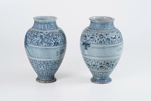 Coppia di vasi<BR>Savona, seconda met del secolo XVI  - Asta Maioliche e Porcellane - Associazione Nazionale - Case d'Asta italiane