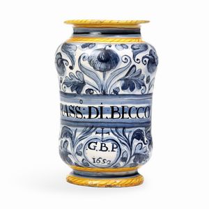 Albarello<BR>Deruta, 1652  - Asta Maioliche e Porcellane - Associazione Nazionale - Case d'Asta italiane