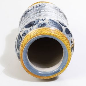 Albarello<BR>Deruta, 1652  - Asta Maioliche e Porcellane - Associazione Nazionale - Case d'Asta italiane