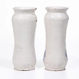 Coppia di albarelli<BR>Campania, (area napoletana), seconda met del XVII secolo<BR>  - Asta Maioliche e Porcellane - Associazione Nazionale - Case d'Asta italiane