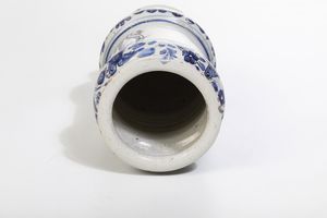 Albarello<BR>Italia Settentrionale (Pavia?), datato 1683<BR>  - Asta Maioliche e Porcellane - Associazione Nazionale - Case d'Asta italiane