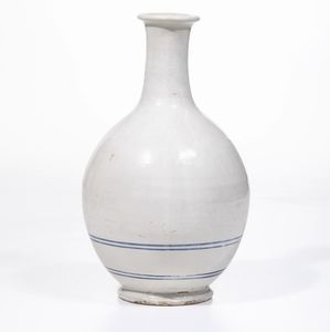 Bottiglia con lallegoria della Loquacit<BR>Castelli, Bottega dei Gentili, prima met del XVIII secolo <BR>  - Asta Maioliche e Porcellane - Associazione Nazionale - Case d'Asta italiane