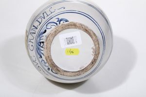 Bottiglia con lallegoria della Loquacit<BR>Castelli, Bottega dei Gentili, prima met del XVIII secolo <BR>  - Asta Maioliche e Porcellane - Associazione Nazionale - Case d'Asta italiane