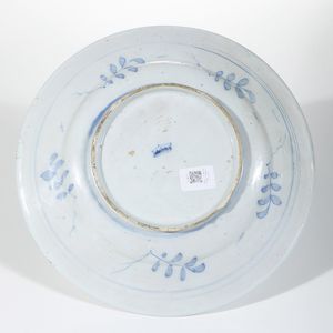 Piatto<BR>Albisola, fabbrica dei Conrado, ottavo decennio circa del XVII secolo<BR>  - Asta Maioliche e Porcellane - Associazione Nazionale - Case d'Asta italiane