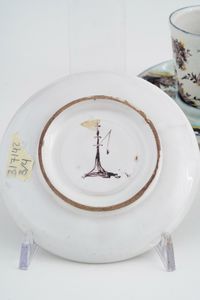 Coppia di tazze con piattino trembleuse<BR>Savona, Manifattura Chiodo, circa met del XVIII secolo<BR>  - Asta Maioliche e Porcellane - Associazione Nazionale - Case d'Asta italiane