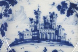 Piatto<BR>Pavia (o Lodi ?), primi decenni del XVIII secolo<BR>  - Asta Maioliche e Porcellane - Associazione Nazionale - Case d'Asta italiane