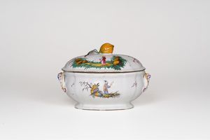 Una zuppiera e un coperchio<BR>Francia, Strasburgo, Manifattura di Joseph Hannong, 1763-1770  - Asta Maioliche e Porcellane - Associazione Nazionale - Case d'Asta italiane