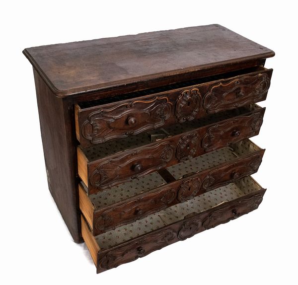 Comò italiano  - Asta  Arredi Antichi, Oggetti d'Arte, Curiosities con una selezione di tappeti - Associazione Nazionale - Case d'Asta italiane