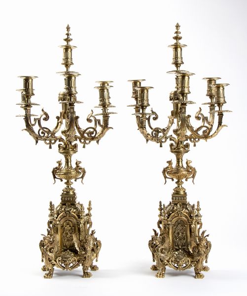 Coppia di candelabri francesi in bronzo dorato  - Asta  Arredi Antichi, Oggetti d'Arte, Curiosities con una selezione di tappeti - Associazione Nazionale - Case d'Asta italiane