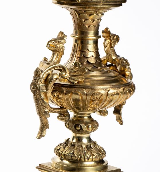 Coppia di candelabri francesi in bronzo dorato  - Asta  Arredi Antichi, Oggetti d'Arte, Curiosities con una selezione di tappeti - Associazione Nazionale - Case d'Asta italiane