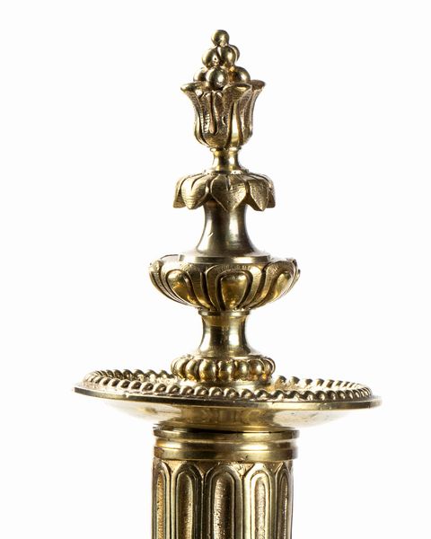 Coppia di candelabri francesi in bronzo dorato  - Asta  Arredi Antichi, Oggetti d'Arte, Curiosities con una selezione di tappeti - Associazione Nazionale - Case d'Asta italiane