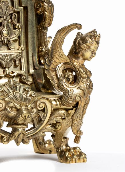 Coppia di candelabri francesi in bronzo dorato  - Asta  Arredi Antichi, Oggetti d'Arte, Curiosities con una selezione di tappeti - Associazione Nazionale - Case d'Asta italiane