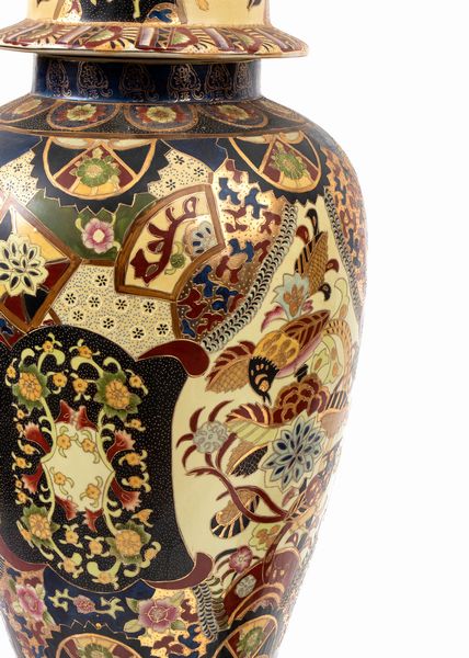 Coppia di grandi potiches  - Asta  Arredi Antichi, Oggetti d'Arte, Curiosities con una selezione di tappeti - Associazione Nazionale - Case d'Asta italiane