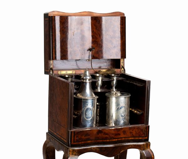 Tahan à Paris. Jean-Pierre Alexandre Tahan : Mobiletto porta tè francese con contenitori in argento  - Asta  Arredi Antichi, Oggetti d'Arte, Curiosities con una selezione di tappeti - Associazione Nazionale - Case d'Asta italiane