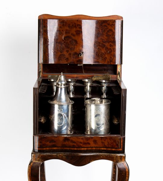 Tahan à Paris. Jean-Pierre Alexandre Tahan : Mobiletto porta tè francese con contenitori in argento  - Asta  Arredi Antichi, Oggetti d'Arte, Curiosities con una selezione di tappeti - Associazione Nazionale - Case d'Asta italiane