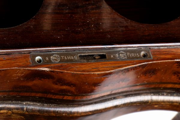 Tahan à Paris. Jean-Pierre Alexandre Tahan : Mobiletto porta tè francese con contenitori in argento  - Asta  Arredi Antichi, Oggetti d'Arte, Curiosities con una selezione di tappeti - Associazione Nazionale - Case d'Asta italiane