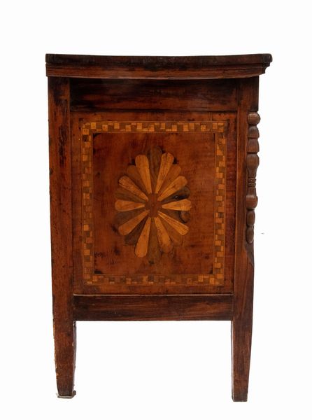 Madia intarsiata Italiana Luigi XVI  - Asta  Arredi Antichi, Oggetti d'Arte, Curiosities con una selezione di tappeti - Associazione Nazionale - Case d'Asta italiane