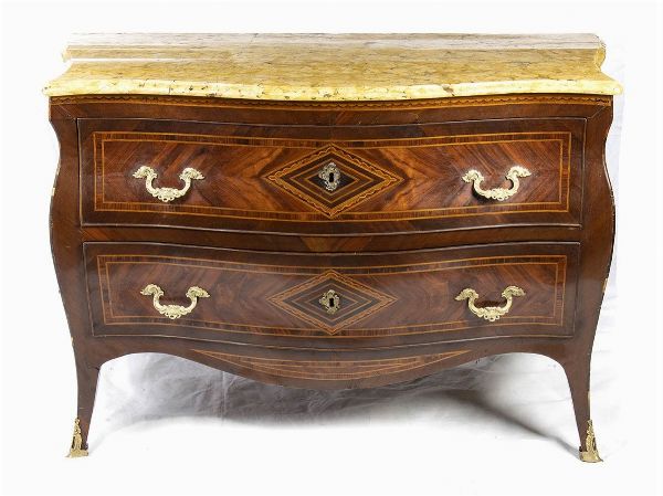 Cassettone italiano intarsiato  - Asta  Arredi Antichi, Oggetti d'Arte, Curiosities con una selezione di tappeti - Associazione Nazionale - Case d'Asta italiane