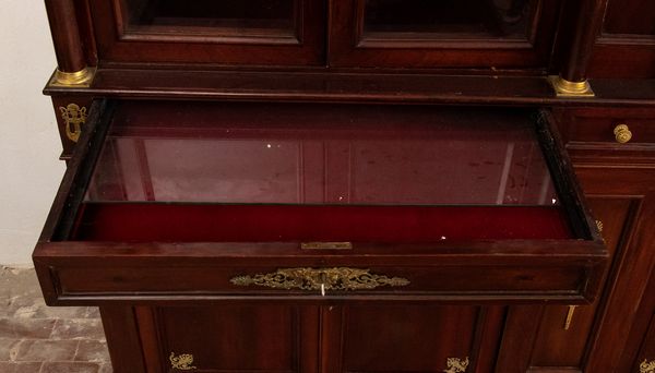Vetrina francese in stile impero  - Asta  Arredi Antichi, Oggetti d'Arte, Curiosities con una selezione di tappeti - Associazione Nazionale - Case d'Asta italiane