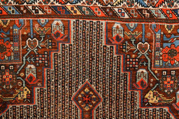 Tappeto Qashqai  - Asta  Arredi Antichi, Oggetti d'Arte, Curiosities con una selezione di tappeti - Associazione Nazionale - Case d'Asta italiane