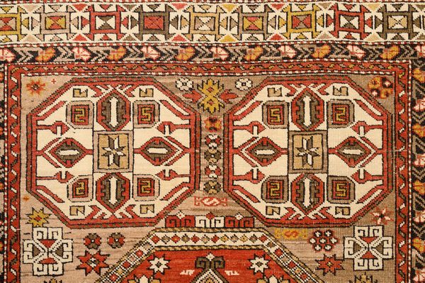 Tappeto Shirvan Caucaso  - Asta  Arredi Antichi, Oggetti d'Arte, Curiosities con una selezione di tappeti - Associazione Nazionale - Case d'Asta italiane