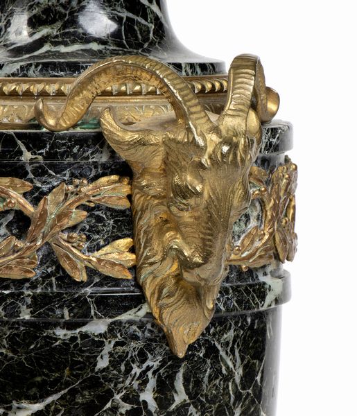 Coppia di vasi francesi in marmo  - Asta  Arredi Antichi, Oggetti d'Arte, Curiosities con una selezione di tappeti - Associazione Nazionale - Case d'Asta italiane