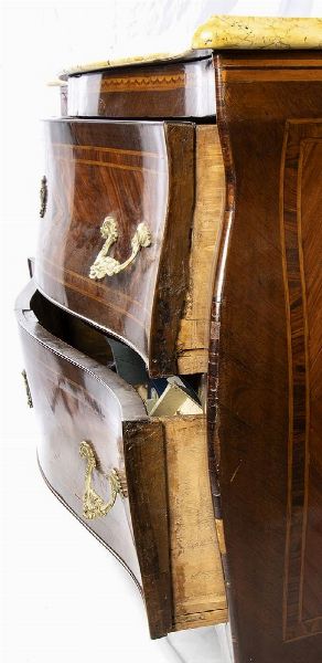 Cassettone italiano intarsiato  - Asta  Arredi Antichi, Oggetti d'Arte, Curiosities con una selezione di tappeti - Associazione Nazionale - Case d'Asta italiane