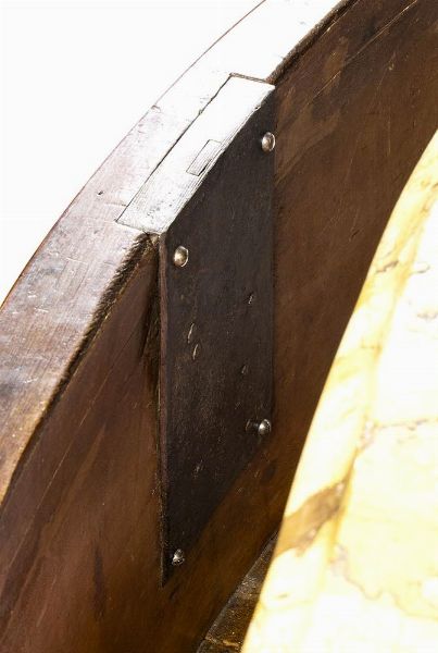 Cassettone italiano intarsiato  - Asta  Arredi Antichi, Oggetti d'Arte, Curiosities con una selezione di tappeti - Associazione Nazionale - Case d'Asta italiane