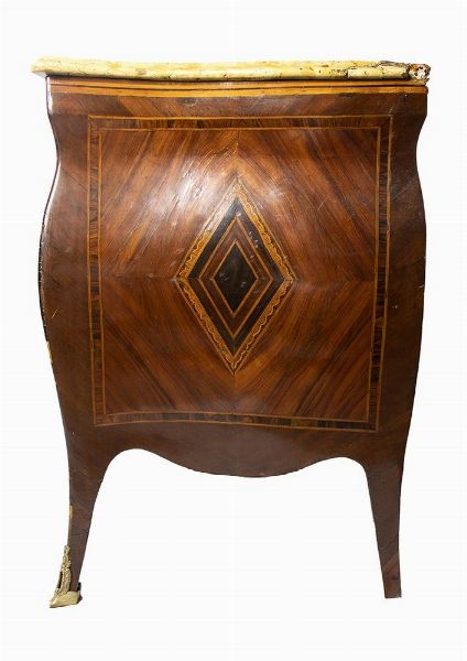 Cassettone italiano intarsiato  - Asta  Arredi Antichi, Oggetti d'Arte, Curiosities con una selezione di tappeti - Associazione Nazionale - Case d'Asta italiane